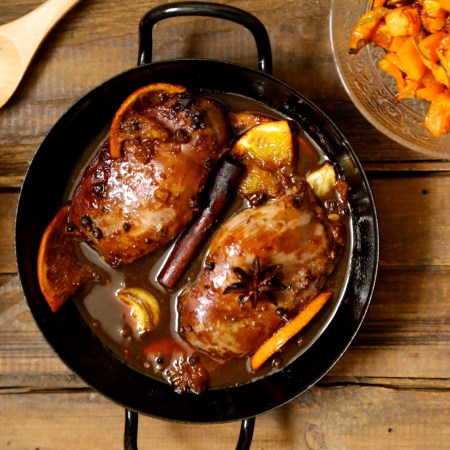 Solstice d’Hiver-Dong Zhi : Canard Confit aux Pruneaux Noirs, Anis Étoilé et Poivre Long : Nourrit le Yin des Reins et Réchauffe Doucement l’Hiver