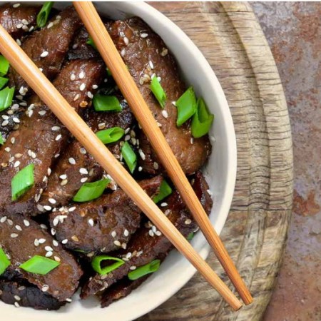 Xiao Han – Petit Froid (2e Hou) : Bœuf aux Graines de Sésame Noir, Noix et Racine de Bardane : Consolide le Yang des Reins et Nourrit Profondément l’Essence Jing